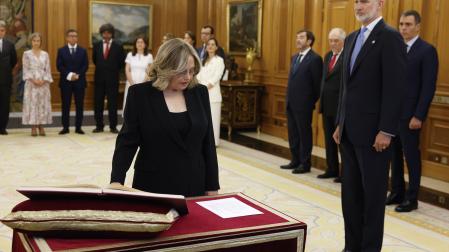 La nueva vocal del Consejo General del Poder Judicial, la navarra Esther Erice, jura o promete ante el rey Felipe VI