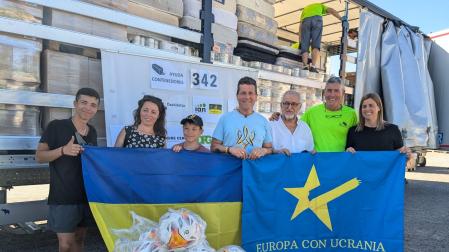 De izquierda a derecha, David, Alina, y Oleksandry (familia ucraniana que ha salido este verano de la guerra). A su derecha, Benjamín Rekarte (Federación de Peñas), José Miguel de Haro (sacerdote redentorista de Madrid), José María Puig (presidente de Ayuda Contenedores) y Adriana Arregui (enfermera).