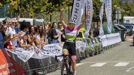 Izaro Etxarri (Andoaingo) celebra la victoria de la segunda etapa en la meta de Berrioplano