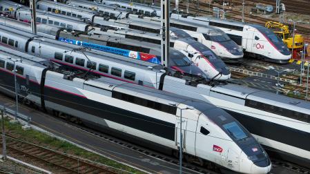 Trenes de alta velocidad en un depósito cerca de la capital de Francia, París (archivo)