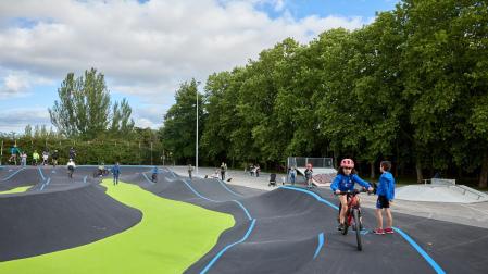 El pumptrack estrenado en mayo cerca de la balsa.