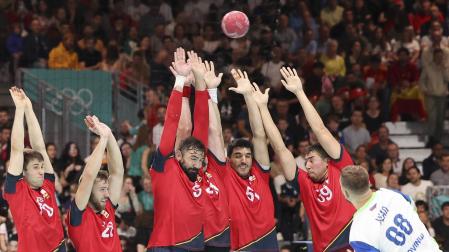 Los jugadores de la selección española tratan de bloquear el tiro del esloveno Vlah