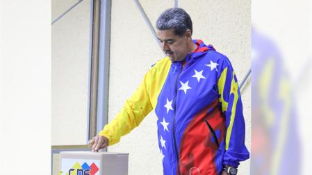 Fotografía cedida por Prensa Miraflores del presidente de Venezuela, Nicolás Maduro, ejerciendo el voto durante las elecciones presidenciales