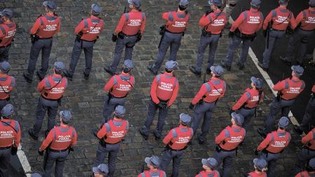 Policías forales de servicio en un encierro de los pasados Sanfermines. El acuerdo de retribuciones firmado en 2023 en el cuerpo subió la factura en unos 24 millones de euros