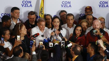 El candidato a la presidencia de Venezuela, Edmudo González Urrutia (c-i), y la líder opositora venezolana, María Corina Machado (c-d), dan declaraciones tras conocer los resultados de las elecciones presidenciales este lunes, en Caracas