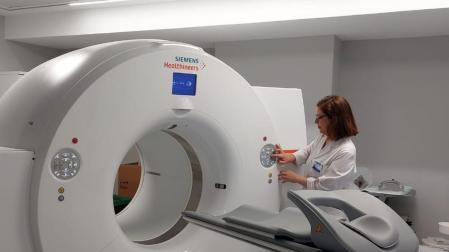 María Nieves Cabrera, jefa de la Unidad de Teragnosis del hospital San Carlos de Madrid, junto a un tomógrafo PET-TAC