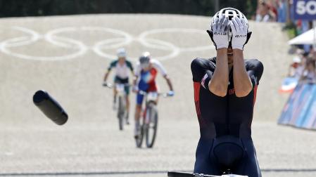Tom Pidcock se tapa el rostro al cruzar la meta en la prueba de ciclismo de montaña de los Juegos Olímpicos de París