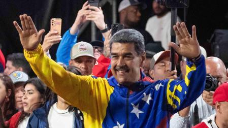 El Consejo Nacional Electoral (CNE), controlado por los chavistas, anunció la reelección del líder bolivariano para un tercer mandato consecutivo -hasta 2031- nada más atravesar la medianoche de la jornada de votación