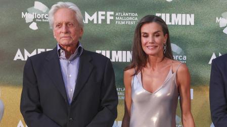 La reina Letizia posa con el actor estadounidense Michael Douglas (i), a su llegada a la gala de clausura del Atlántida Mallorca Filma Fest celebrada este domingo en la capital balear.