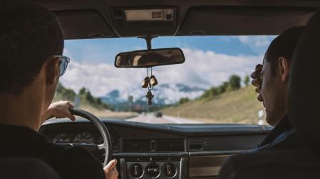 Un par de personas conduciendo