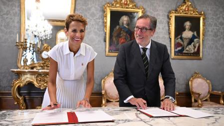 La Presidenta de Navarra, María Chivite, y el director general de la Fundación "la Caixa", Antonio Vila, firman el convenio