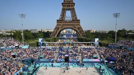 La competición de voley playa se disputa en unas instalaciones instaladas a los pies de la torre Eiffel