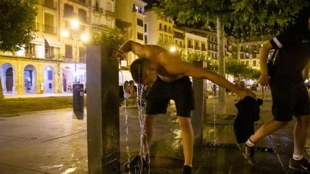 Refrescarse, una buena fórmula para hacer frente a las noches calurosas de verano.
