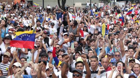 Ciudadanos asisten a una manifestación de apoyo al candidato a la presidencia de Venezuela Edmundo González Urrutia este martes, en Caracas