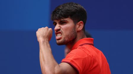 Carlos Alcaraz celebra un punto en el partido de octavos de final del torneo de tenis individual de los Juegos Olímpicos