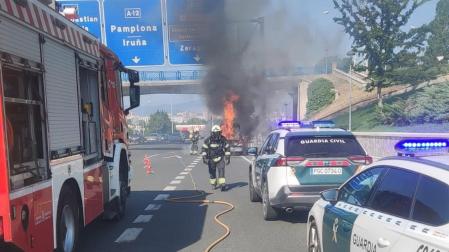 Efectivos de bomberos y de Guardia Civil, en el lugar del siniestro