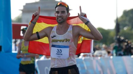 El atleta español Martín Álvaro celebra su medalla de bronce al finalizar la prueba de los 20km marcha masculinos de los Juegos Olímpicos de París 2024