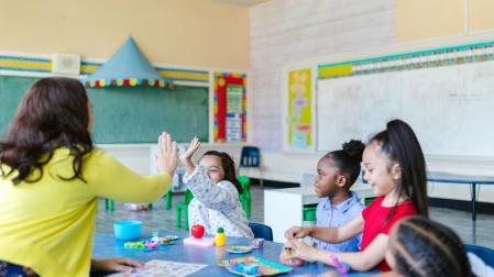 Una docente en un aula de Educación Infantil.