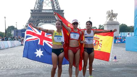 La china Jiayu Yang (C) posa junto a la segunda clasificada, la española María Pérez (d), y a la neozelandesa Jemima Montag (i), tercera, tras cruza la línea de meta