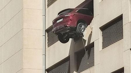 El coche ha quedado prácticamente suspendido en el aire