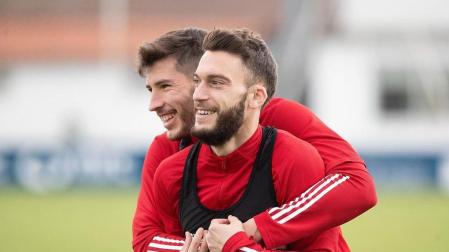 Abrazo de David García a Roberto Torres, ambos capitanes rojillos