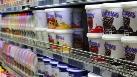 La leche pasteurizada y el yogur natural sin azúcar se encuentran entre los productos procesados saludables