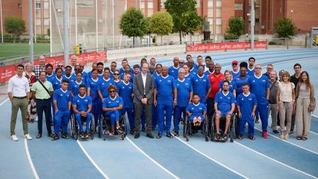 El director general del INDAF, Jorge Aguirre, recibe a una delegación cubana de deportistas