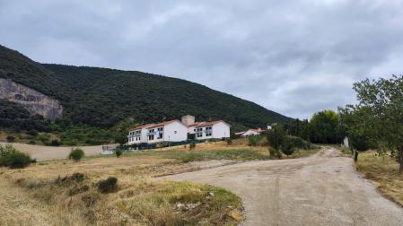 En primer plano la zona que el Ayuntamiento de Noáin (Valle de Elorz) va a habilitar como aparcamiento