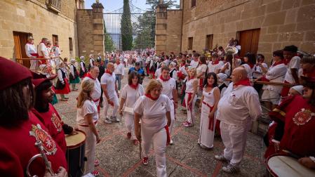La alcaldesa, Marta Ruiz de Alda, accede a la basílica del Puy entre el pasillo de sus compañeros