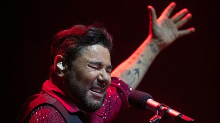 El cantaor Miguel Poveda durante el concierto que ha ofrecido dentro de la sexagésimo tercera edición del Festival Internacional del Cante de las Minas