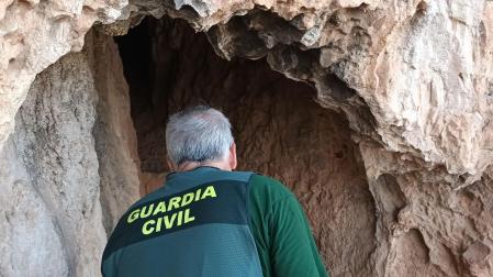 El investigado había vertido agua sobre las pinturas rupestres para obtener mejores reproducciones fotográficas