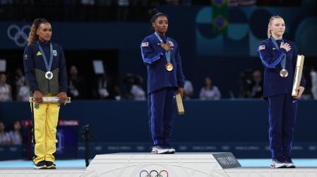 La estadounidense Simone Biles (c), medalla de oro; la brasileña Rebeca Andrade (i), medalla de plata y la estadounidense Jade Carey, bronce, en el podio con las medallas conseguidas tras la final femenina de salto de potro durante los Juegos Olímpicos de París 2024 , en el Bercy Arena de la capital francesa