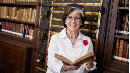 Ana Hueso, en el despacho que ocupaba hasta hace un año en el Archivo Municipal de Pamplona