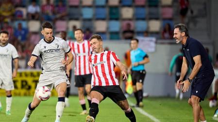 Fotos del partido entre Athletic y Osasuna en la Euskal Herriko Txapela en Barakaldo