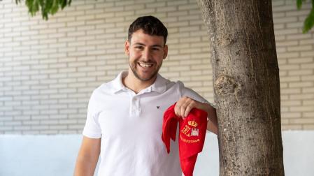 El concejal de Festejos, Juventud y Deportes posa con el pañuelo festivo de Fustiñana