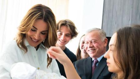 Los reyes Abdalá y Rania de Jordania, con su primera nieta