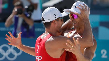El español Pablo Herrera (d) Adrián Gavira (i) celebran su victoria al finalizar el partido de octavos de final de voley playa masculino contra los polacos Michal Bryl y Bartosz Losiak