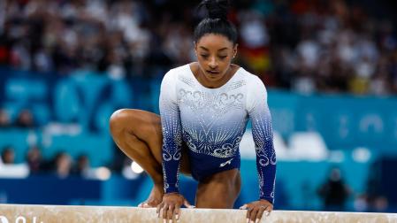Momento en el que Simone Biles vuelve a subirse a la barra de equilibrio tras caerse en la final