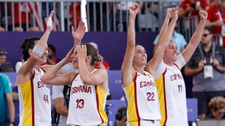 Las jugadoras españolas celebran la victoria ante Estados Unidos tras la semifinal femenina de baloncesto 3x3