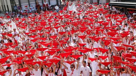 Los presentes en la plaza de los Fueros levantaron sus pañuelos rojos instantes antes de que el cohete estallara en el cielo de la villa