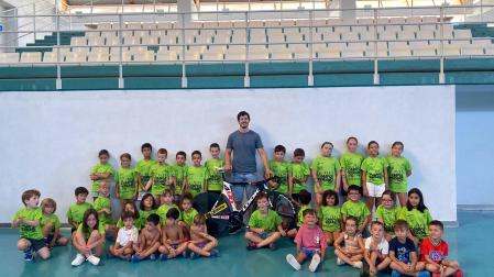 Varios de los niños participantes en la Semana Olímpica de Cintruénigo, junto al ciclista cirbonero Sergio Aliaga y una de sus bicicletas de competición