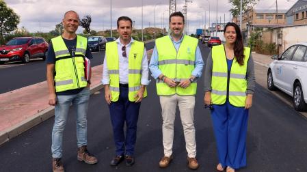 De izda. a dcha.: José Miguel Ramírez Solchaga (ingeniero de Obras Públicas del Ayuntamiento de Tudela), Zeus Pérez (concejal de Urbanismo), Alejandro Toquero (alcalde), e Irune García (concejala de Industria)