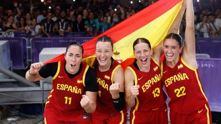 Las jugadoras españolas celebran la medalla de plata tras perder ante Alemania en la final femenina de baloncesto 3x3