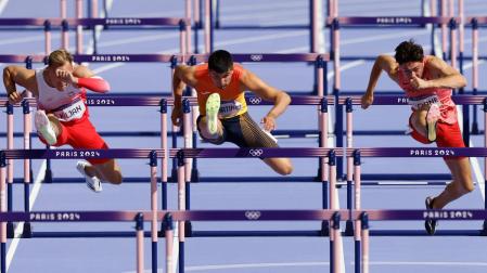 El atleta navarro Asier Martínez, en la repesca de los 110m vallas masculinos, este lunes, en los Juegos Olímpicos de París 2024