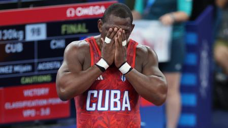 El luchador cubano Mijain López celebra la victoria ante el luchador chileno Yasmani Acosta en la final de Lucha Grecorromana, 130 kg masculino, de los Juegos Olímpicos París 2024
