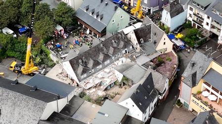 Al menos dos muertos tras el derrumbe de un hotel en Alemania
