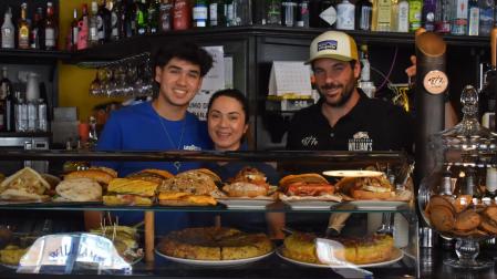 Oihan del Valle, Lucía González y Javier Delgado, tras la barra de la 'Cervecería Williams'