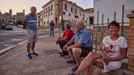 Vecinos de Artajona disfrutan de la fresca al atardecer