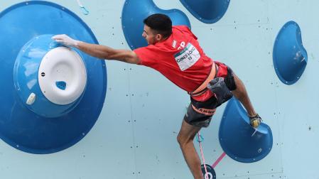 Alberto Ginés compite en la semifinal masculina de búlder y dificultad en escalada deportiva en el marco de los Juegos Olímpicos París 2024