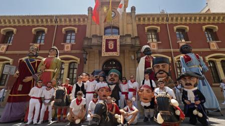 Foto de familia, tomada el 7 de agosto, con la comparsa de gigantes y cabezudos de Estella